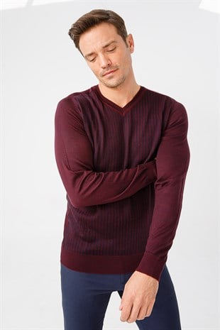 Мужской свитер с V-образным вырезом цвета сливы