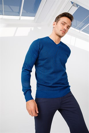 Мужской свитер с V-образным вырезом синий