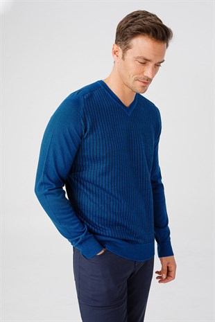 Мужской свитер с V-образным вырезом синий