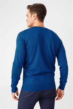 Мужской свитер с V-образным вырезом синий