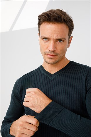 Мужской свитер с V-образным вырезом зеленый