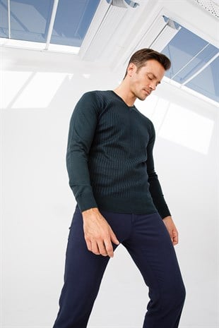 Мужской свитер с V-образным вырезом зеленый