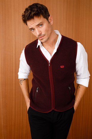 Мужской шерстяной жилет цвета сливы