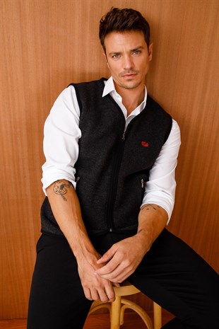 Мужской шерстяной жилет  черный