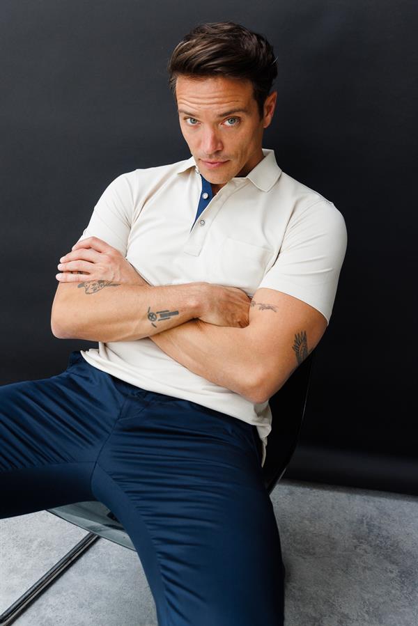 Мужская футболка с вырезом поло на пуговицах серая 