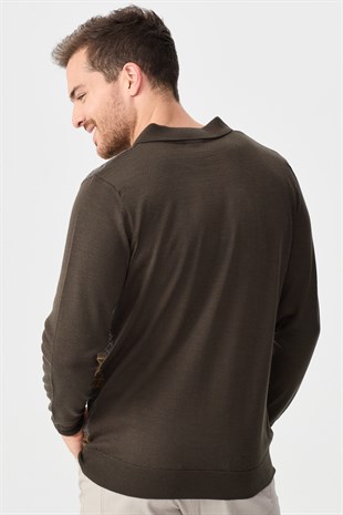 Мужской свитер с вырезом поло и рисунком спереди коричневый 