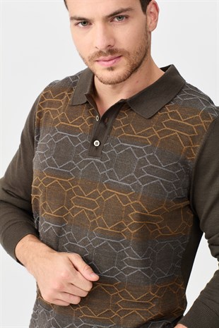 Мужской свитер с вырезом поло и рисунком спереди коричневый 