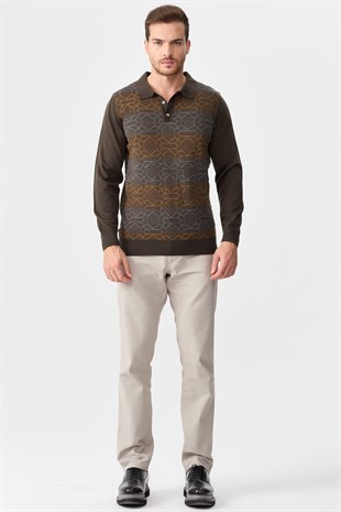 Мужской свитер с вырезом поло и рисунком спереди коричневый 