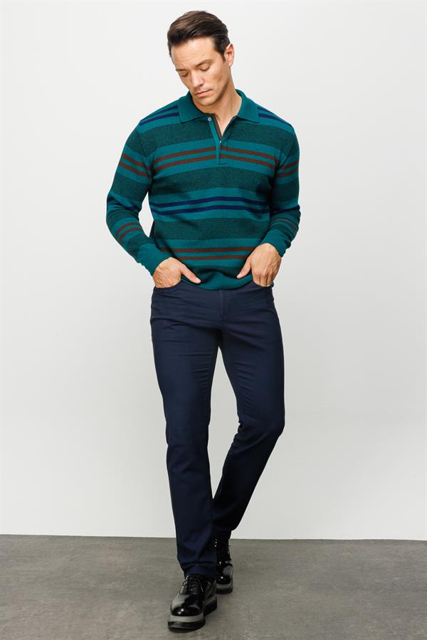 Мужской шерстяной свитер с круглым вырезом и цветными полосками спереди зеленый