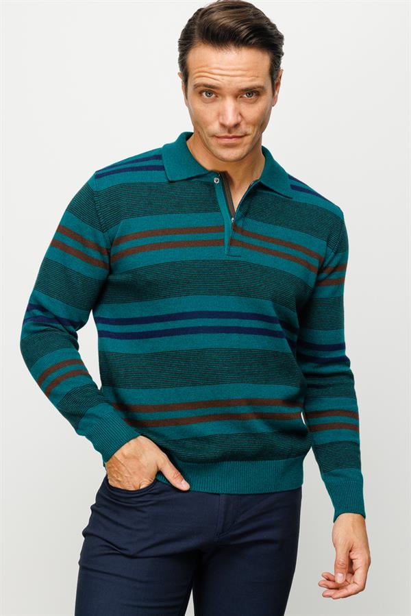 Мужской шерстяной свитер с круглым вырезом и цветными полосками спереди зеленый