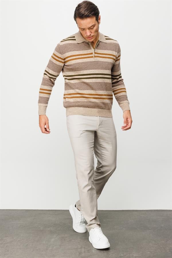Мужской шерстяной свитер с круглым вырезом и цветными полосками спереди бежевый