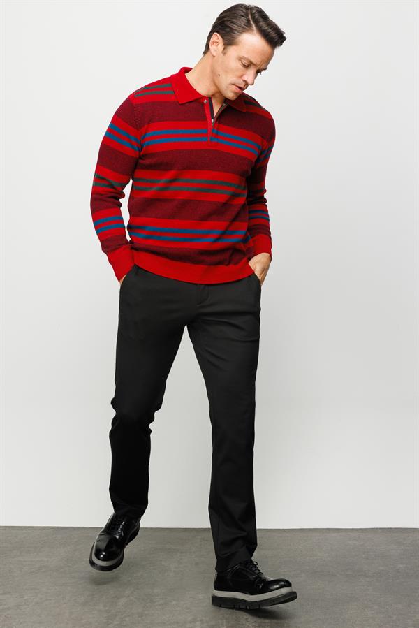 Мужской шерстяной свитер с круглым вырезом и цветными полосками спереди темно красный