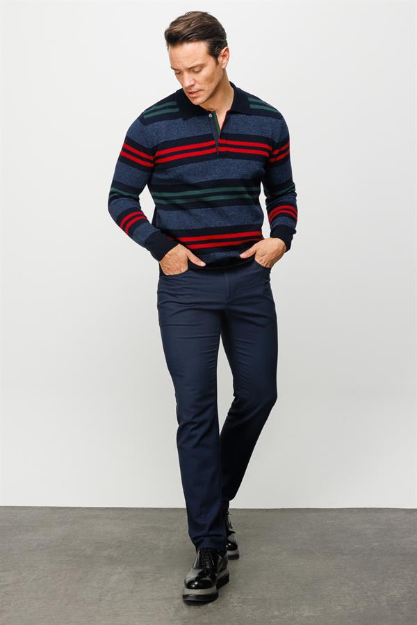 Мужской шерстяной свитер с круглым вырезом и цветными полосками спереди темно синий