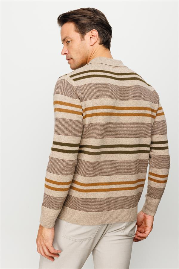 Мужской шерстяной свитер с круглым вырезом и цветными полосками спереди бежевый