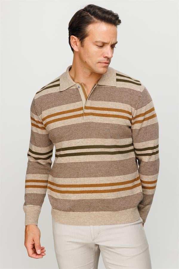 Мужской шерстяной свитер с круглым вырезом и цветными полосками спереди бежевый