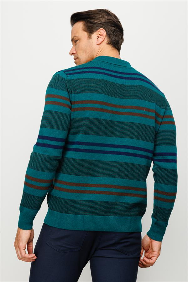 Мужской шерстяной свитер с круглым вырезом и цветными полосками спереди зеленый