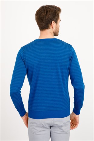 Мужской свитер с круглым вырезом и трикотажем синий