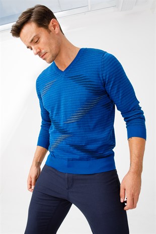 Мужской трикотажный свитер с v-образным вырезом синий