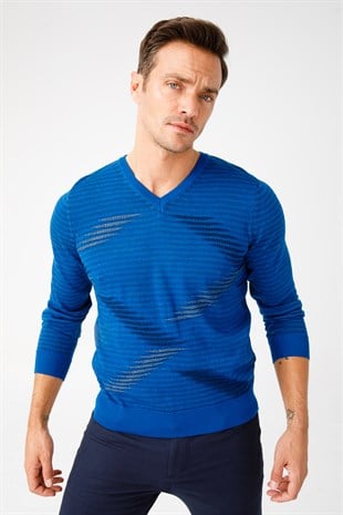 Мужской трикотажный свитер с v-образным вырезом синий