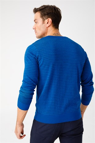 Мужской трикотажный свитер с v-образным вырезом синий