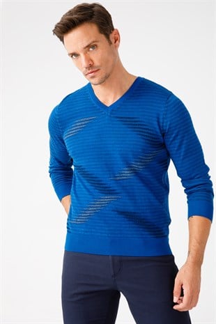 Мужской трикотажный свитер с v-образным вырезом синий