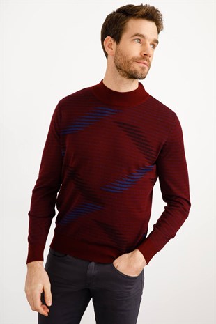 Мужской трикотажный свитер с воротником-стойкой цвета сливы