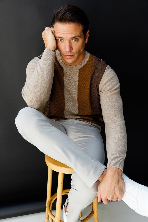 Мужской шерстяной свитер с круглым вырезом и цветными узорами спереди темно бежевый