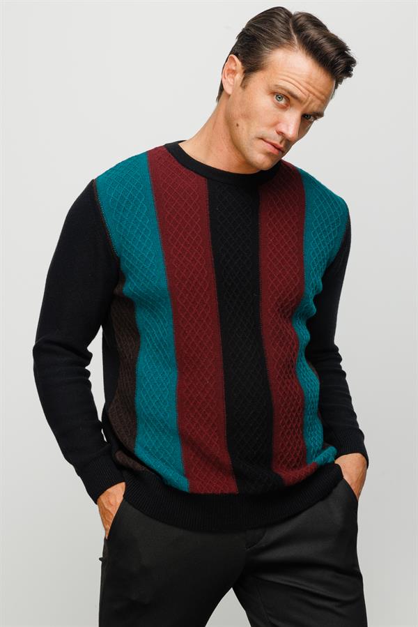 Мужской шерстяной свитер с круглым вырезом и цветными узорами спереди черный 