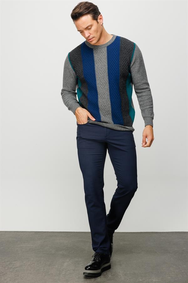 Мужской шерстяной свитер с круглым вырезом и цветными узорами спереди дымчатый