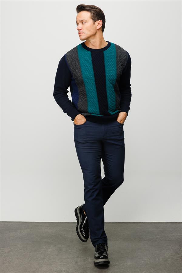Мужской шерстяной свитер с круглым вырезом и цветными узорами спереди темно синий