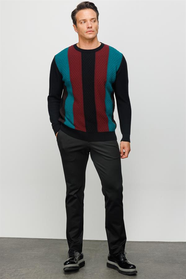 Мужской шерстяной свитер с круглым вырезом и цветными узорами спереди черный 