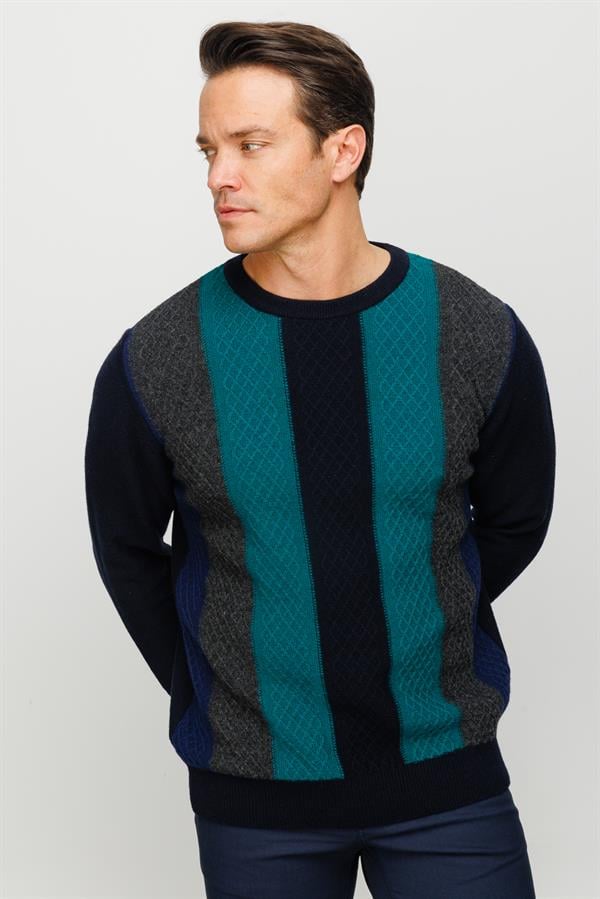 Мужской шерстяной свитер с круглым вырезом и цветными узорами спереди темно синий