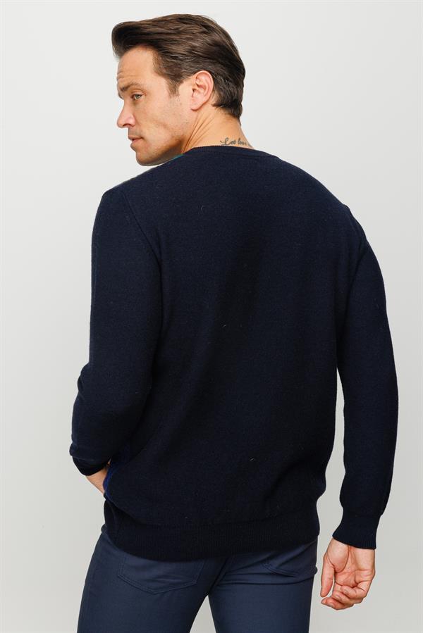 Мужской шерстяной свитер с круглым вырезом и цветными узорами спереди темно синий