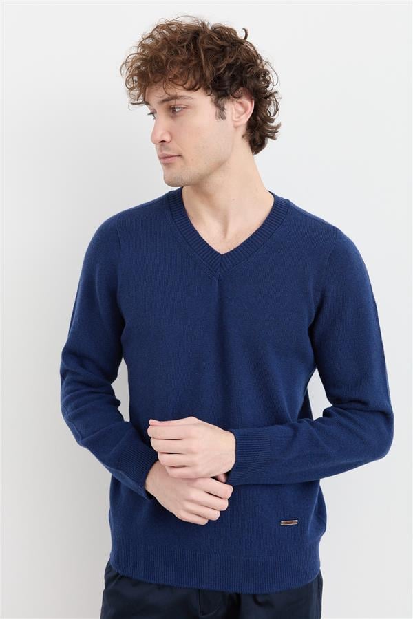 Мужской шерстяной свитер с v-образным вырезом