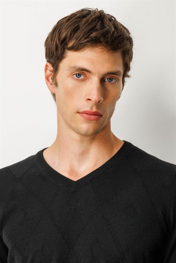 Erkek V Yaka Çizgili Baklavalı Yün Kazak Siyah