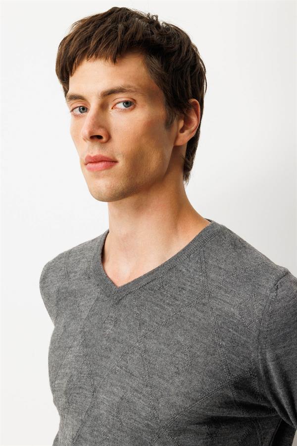 Erkek V Yaka Çizgili Baklavalı Yün Kazak Füme