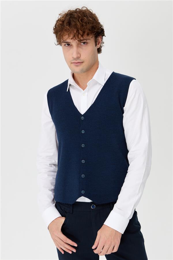 Мужской жилет тонкой вязки синий