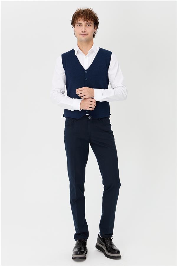 Мужской жилет тонкой вязки синий