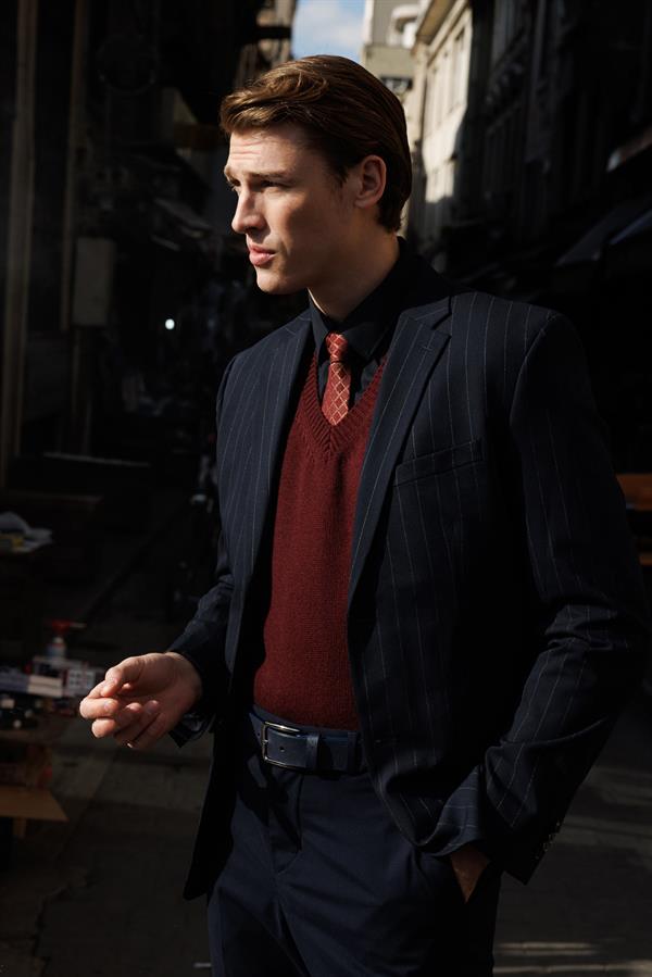 Мужской толстый шерстяной свитер с v-образным вырезом