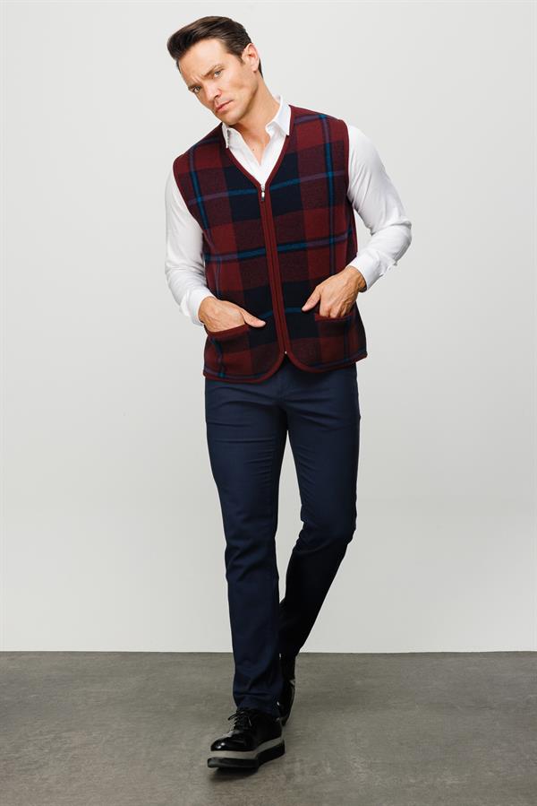 Мужской жилет с V образным вырезом в клетку спереди бордовый