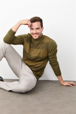 Мужская полуводолазка с рисунком спереди хаки