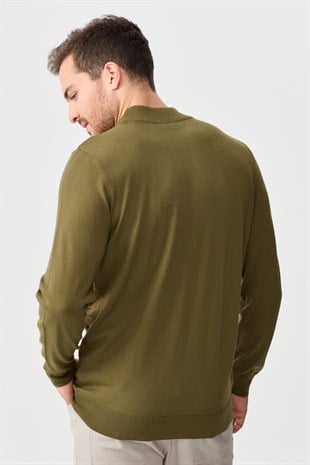 Мужская полуводолазка с рисунком спереди хаки