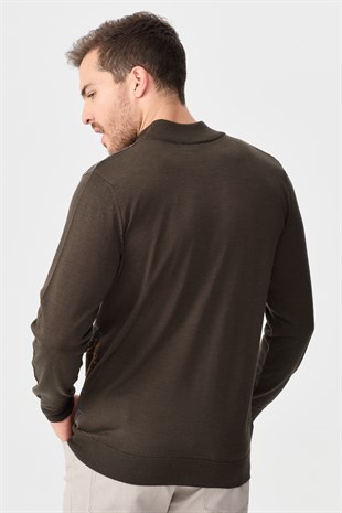 Мужская полуводолазка с рисунком спереди коричневая