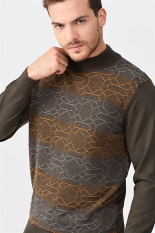 Мужская полуводолазка с рисунком спереди коричневая