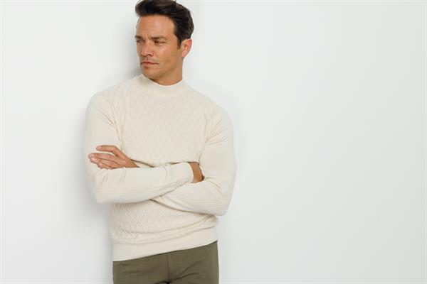 Мужская полуводолазка с расцветкой соты цвета слоновой кости 