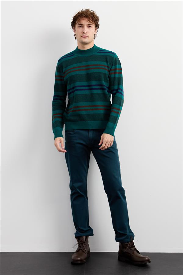 Мужской шерстяной свитер в красочную полоску с водолазкой  Цвет утиной головы