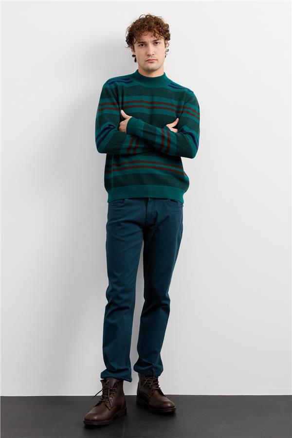 Мужской шерстяной свитер в красочную полоску с водолазкой  Цвет утиной головы