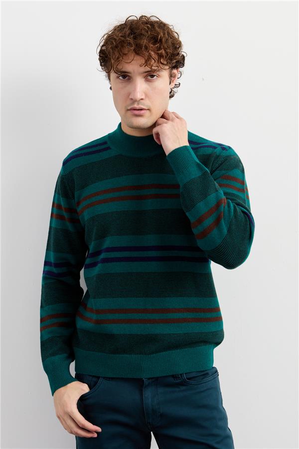 Мужской шерстяной свитер в красочную полоску с водолазкой  Цвет утиной головы