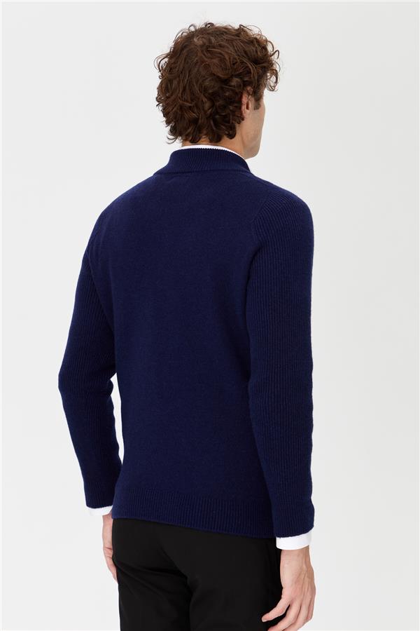 Мужской шерстяной свитер с высоким воротником светло-темно-синий