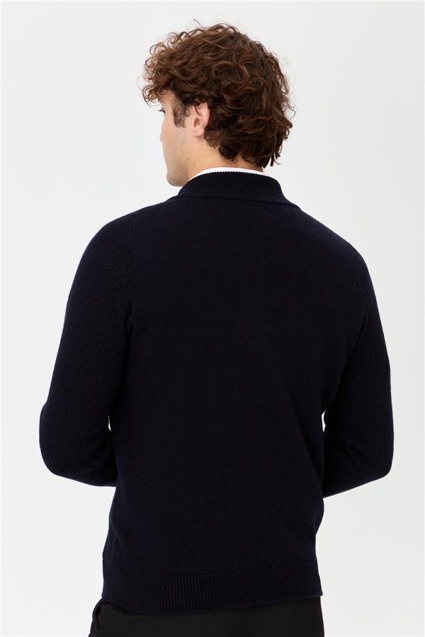 Мужской шерстяной свитер с высоким воротником темно-синий